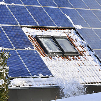 winter Photovoltaik-Anlage im Winter