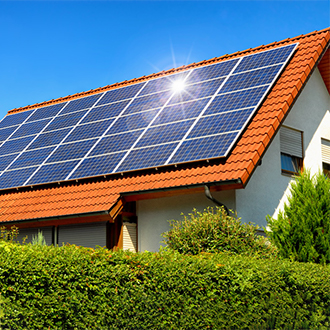 haus-mit-photovoltaik-zellen-auf-dach-fruehling Photovoltaik-Anlage im Frühling